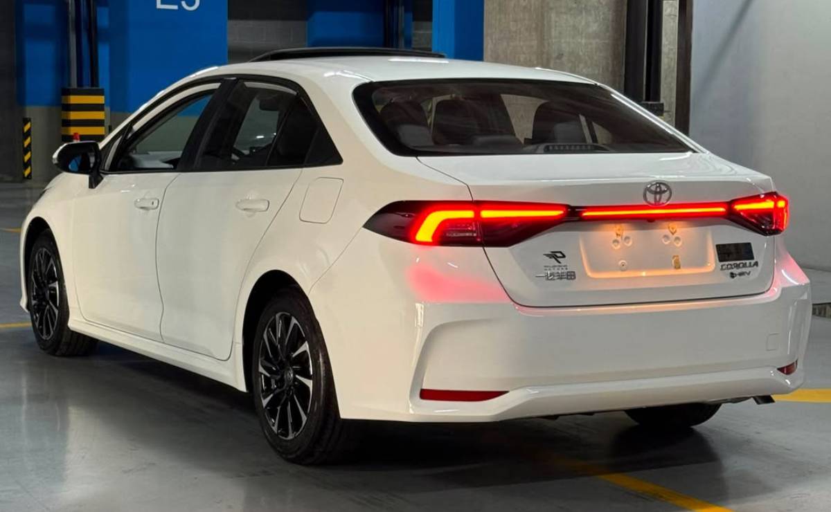Toyota ya tiene listo el nuevo Corolla: el sedán se renueva con diseño moderno y más tecnología 5 Nuevo Toyota Corolla 2026 trasera