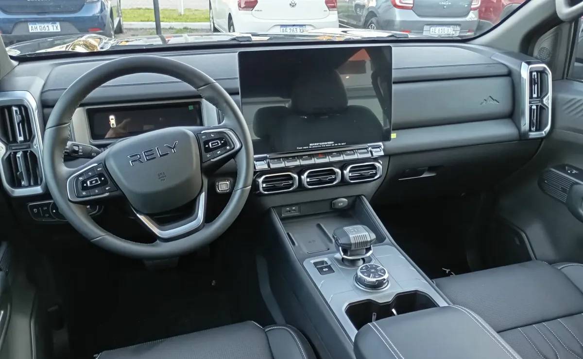 Pick up Rely R8 interior 2