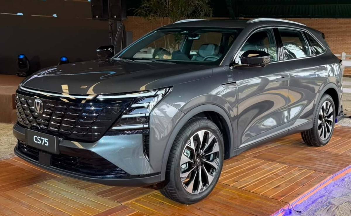 El SUV chino rival de Toyota Corolla Cross que llega con precio competitivo, 180 CV y tres pantallas 3 SUV Changan CS75 frente