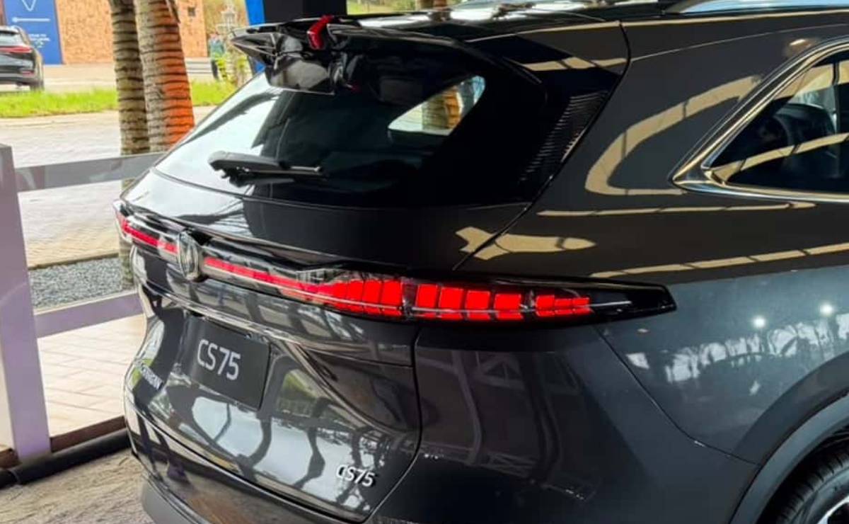 El SUV chino rival de Toyota Corolla Cross que llega con precio competitivo, 180 CV y tres pantallas 1 SUV Changan CS75 teaser