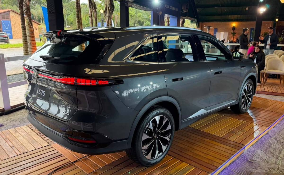 El SUV chino rival de Toyota Corolla Cross que llega con precio competitivo, 180 CV y tres pantallas 5 SUV Changan CS75 trasera