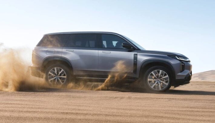 SUV GAC JS7 perfil accion