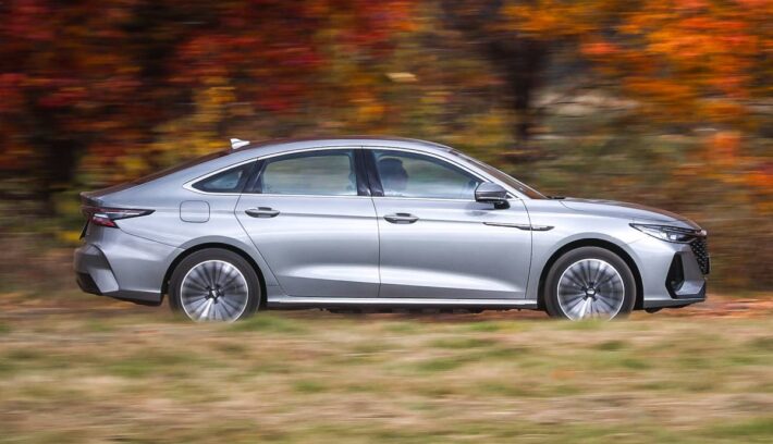 Sedan Chery Arrizo 8 perfil accion