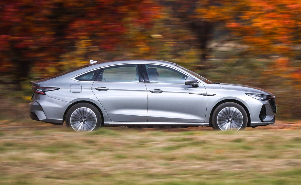 Sedan Chery Arrizo 8 perfil accion