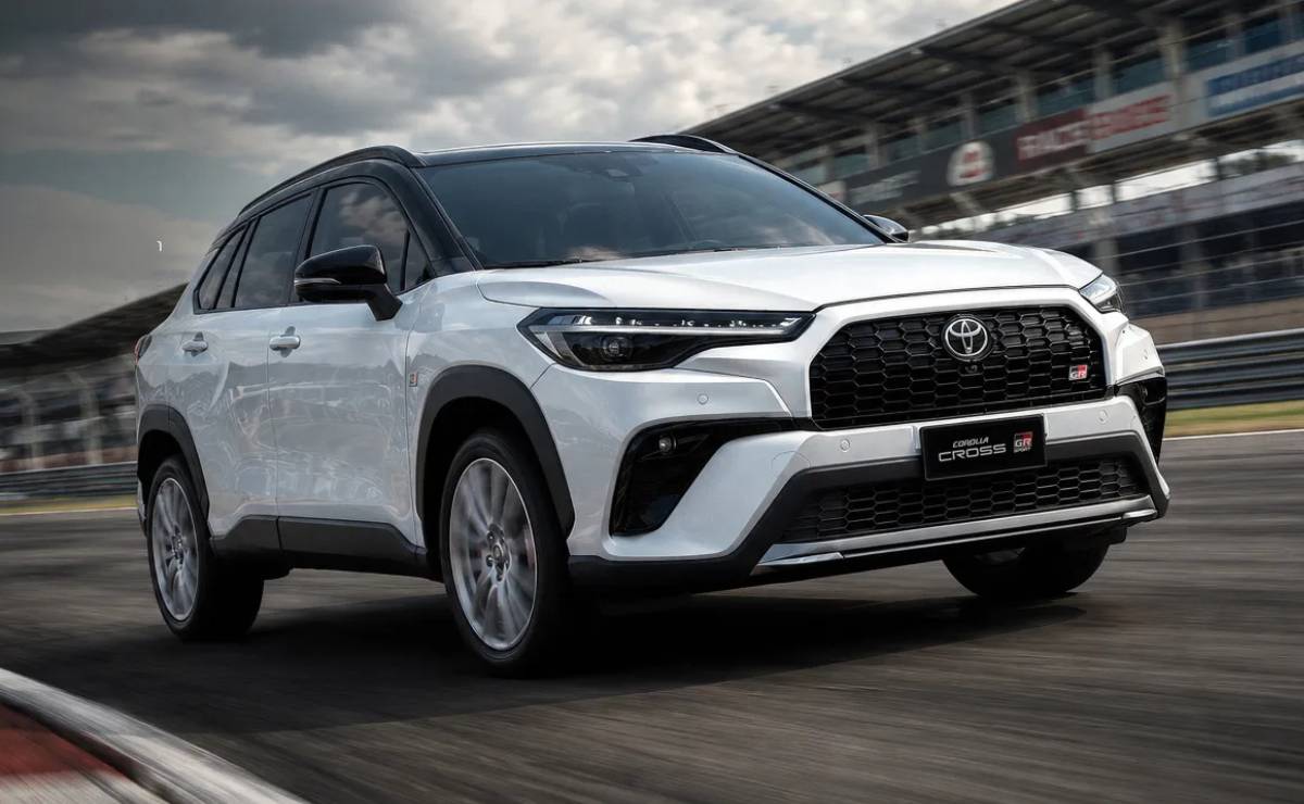 Toyota actualizó el Corolla Cross: el SUV suma retoques y nueva tecnología para enfrentar a Ford Territory 7 Toyota Corolla Cross 2027 accion