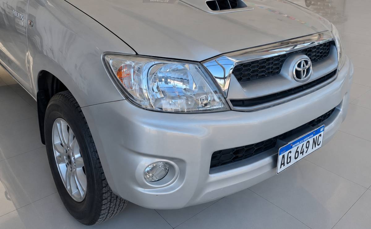Como salida de fábrica: venden una Toyota Hilux de 2010 con plásticos y un kilometraje insólito 1 Toyota Hilux 2010 0km