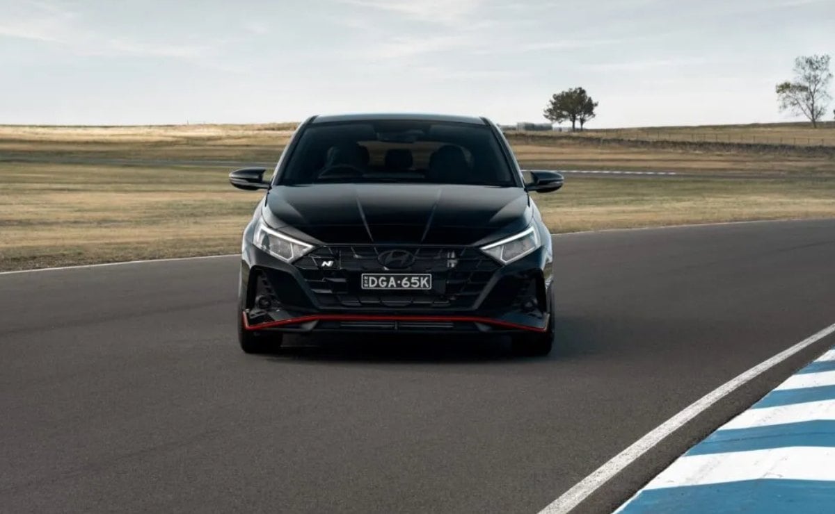 Hyundai lanza una versión exclusiva de su nuevo hatch: qué tiene de especial y dónde se ofrece 3 hyundai i20 n shadow edition 4