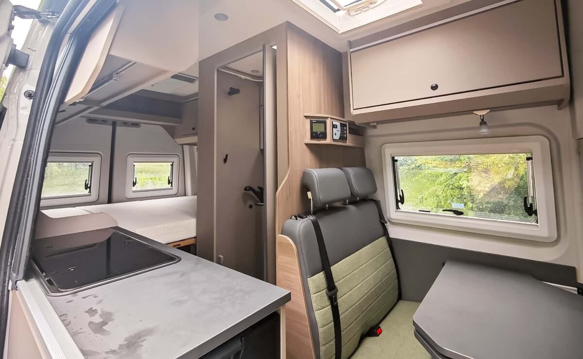 La nueva camper que solo busca distinguirse: se basa en una Volkswagen y tiene mucho para dar 3 Carado CV595 X Edition interior