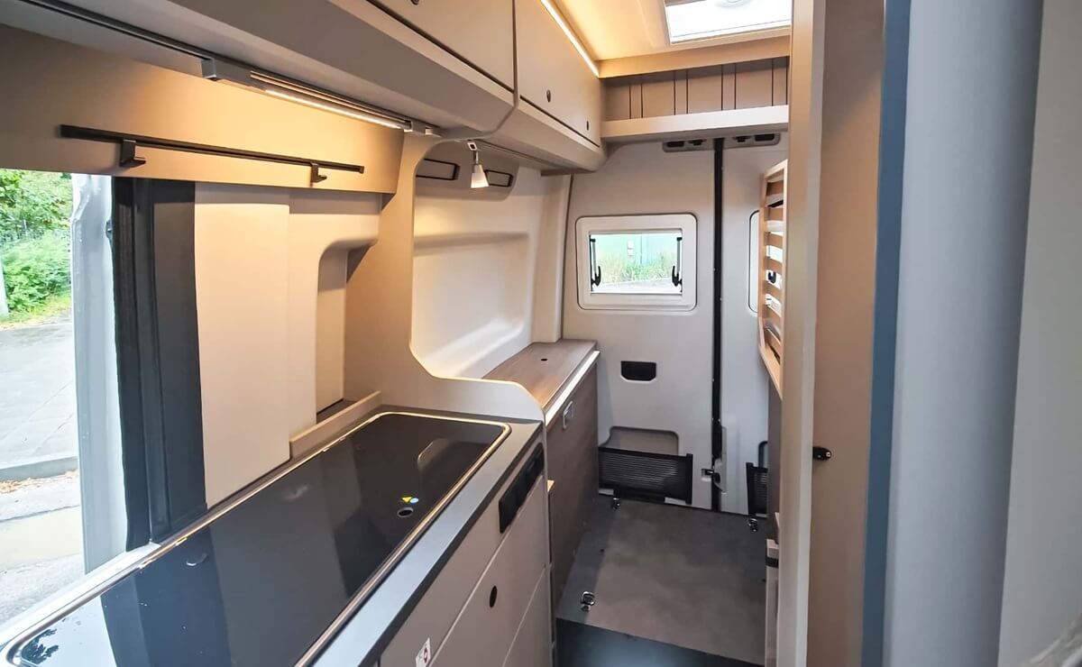 La nueva camper que solo busca distinguirse: se basa en una Volkswagen y tiene mucho para dar 4 Carado CV595 X Edition por dentro