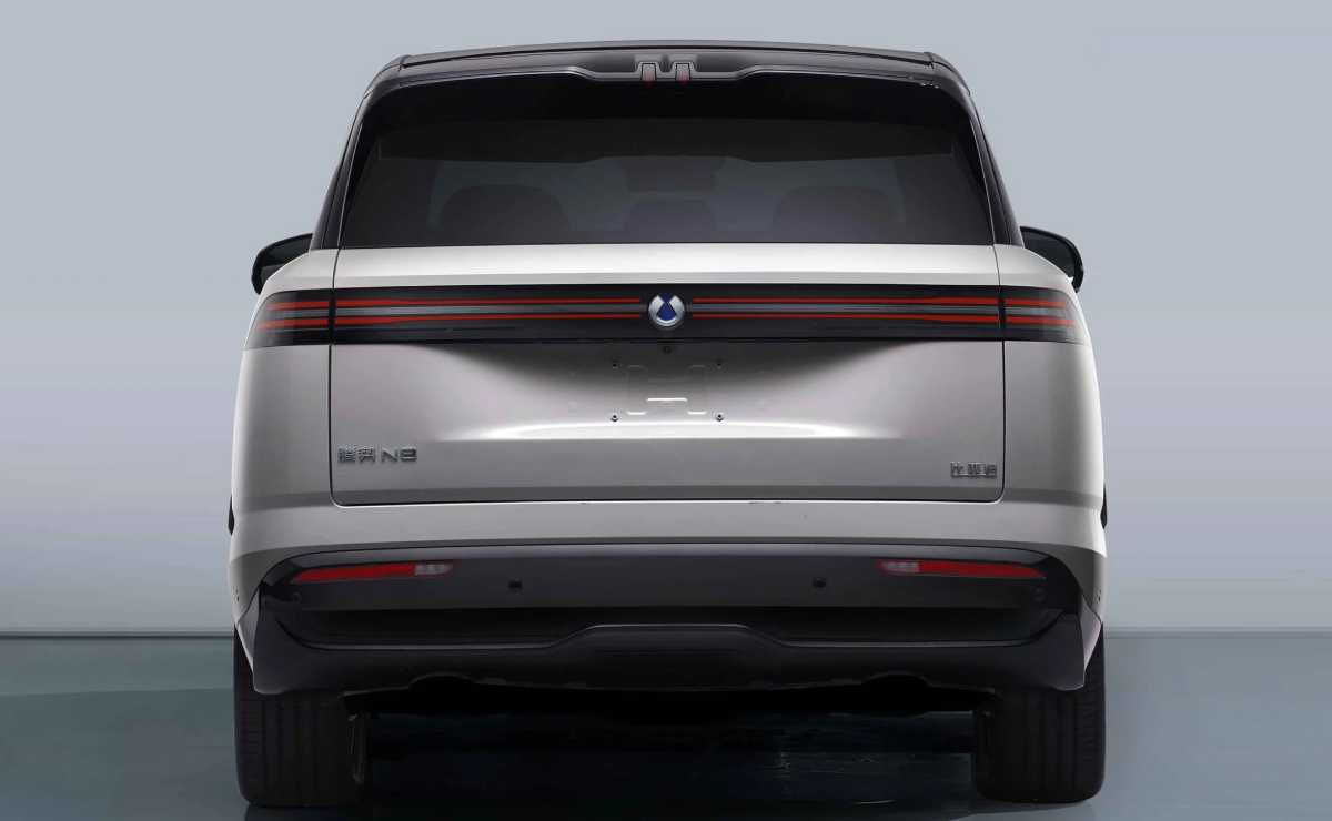 Denza D8 SUV 1