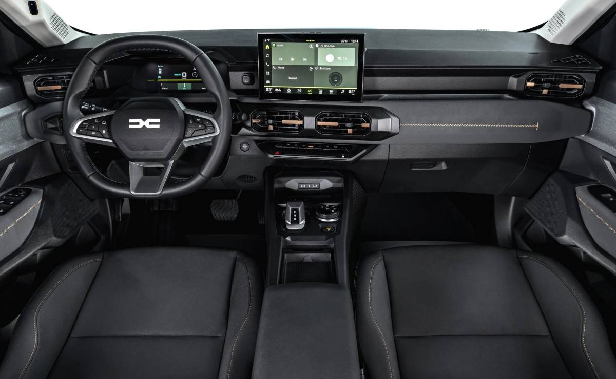 El nuevo familiar híbrido con precio accesible que combina lo mejor de un SUV, una rural y un sedán 7 Familiar Dacia Striker interior