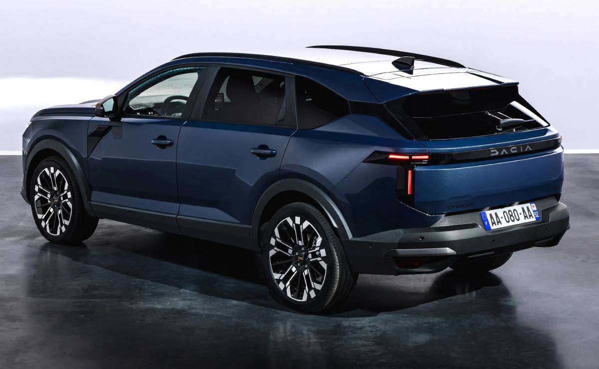 El nuevo familiar híbrido con precio accesible que combina lo mejor de un SUV, una rural y un sedán 5 Familiar Dacia Striker trasera