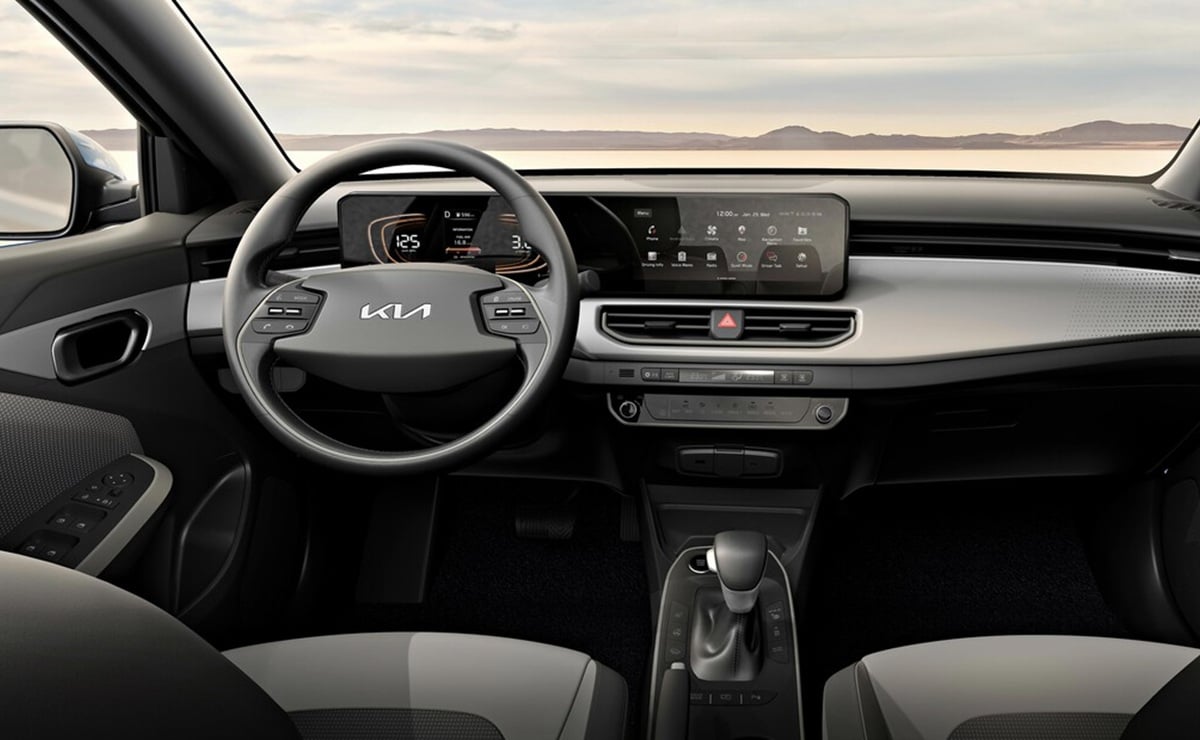 Menos de 18000 dólares: una marca lanzó un renovado sedán para superar a Toyota Yaris 2 KIA K3 interior 1
