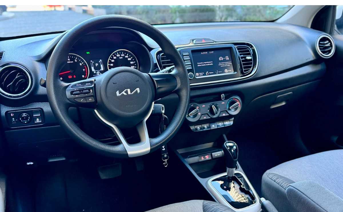 Menos de 15.000 dólares: el sedán barato que suma una versión para reforzar su presencia en el segmento 4 Kia Soluto Sedan 2