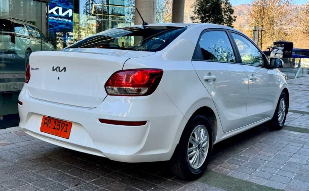 Menos de 15.000 dólares: el sedán barato que suma una versión para reforzar su presencia en el segmento 3 Kia Soluto Sedan