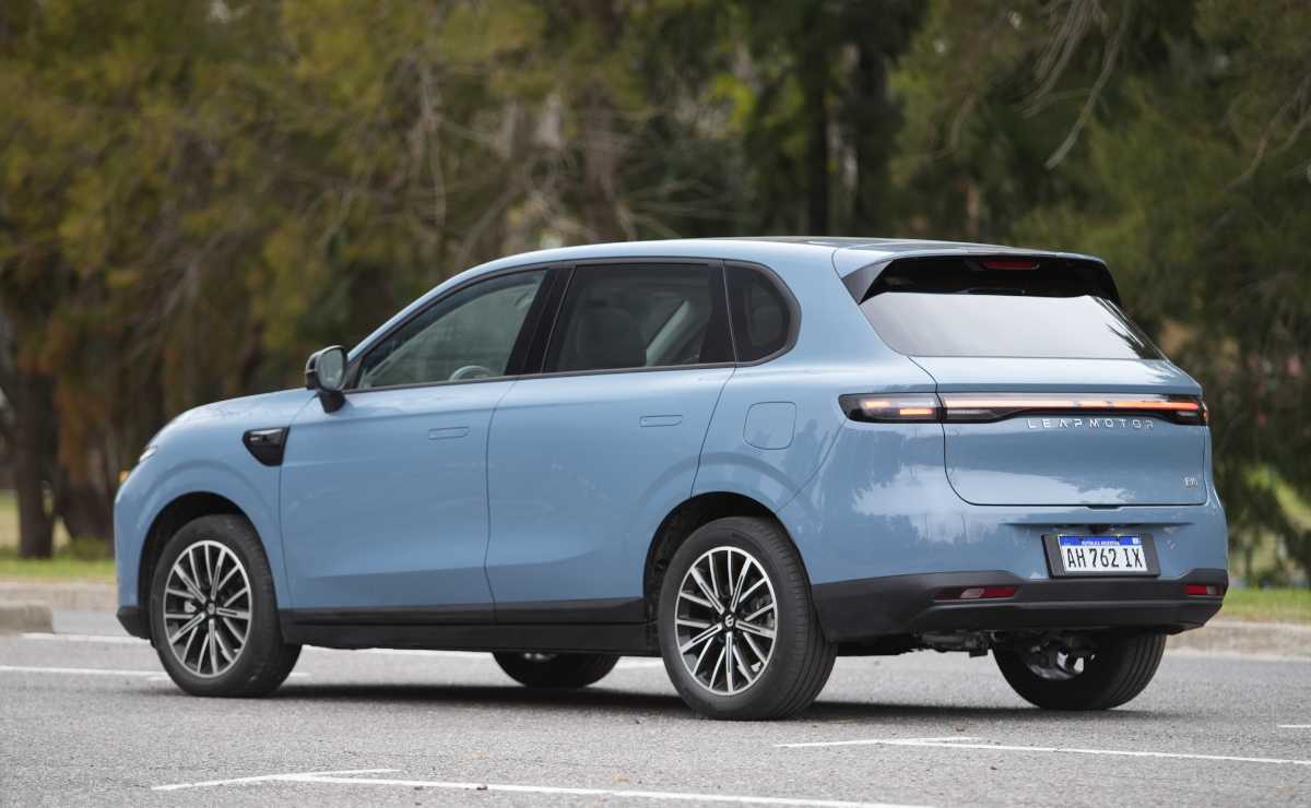 Llegó Leapmotor con un SUV de 215 CV y buen precio: ¿qué características tiene? 3 Leapmotor B10 2