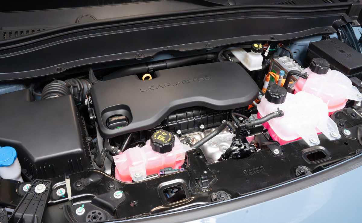 Llegó Leapmotor con un SUV de 215 CV y buen precio: ¿qué características tiene? 4 Leapmotor B10 5