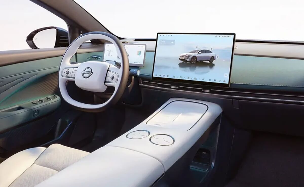 Nissan N7 interior
