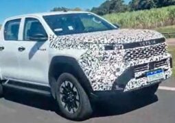 Nueva Toyota Hilux camuflada