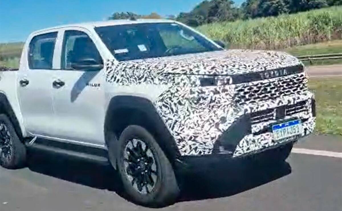 La nueva Toyota Hilux ya se prueba en la región: tendrá versiones diésel, híbrida y eléctrica 1 Nueva Toyota Hilux camuflada