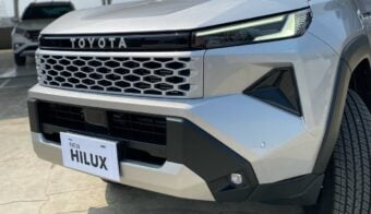 Toyota prepara la Hilux 2026 con diseño renovado y nuevos motores: así es la pick up que llegará el año que viene 34 Nueva Toyota Hilux trompa 1