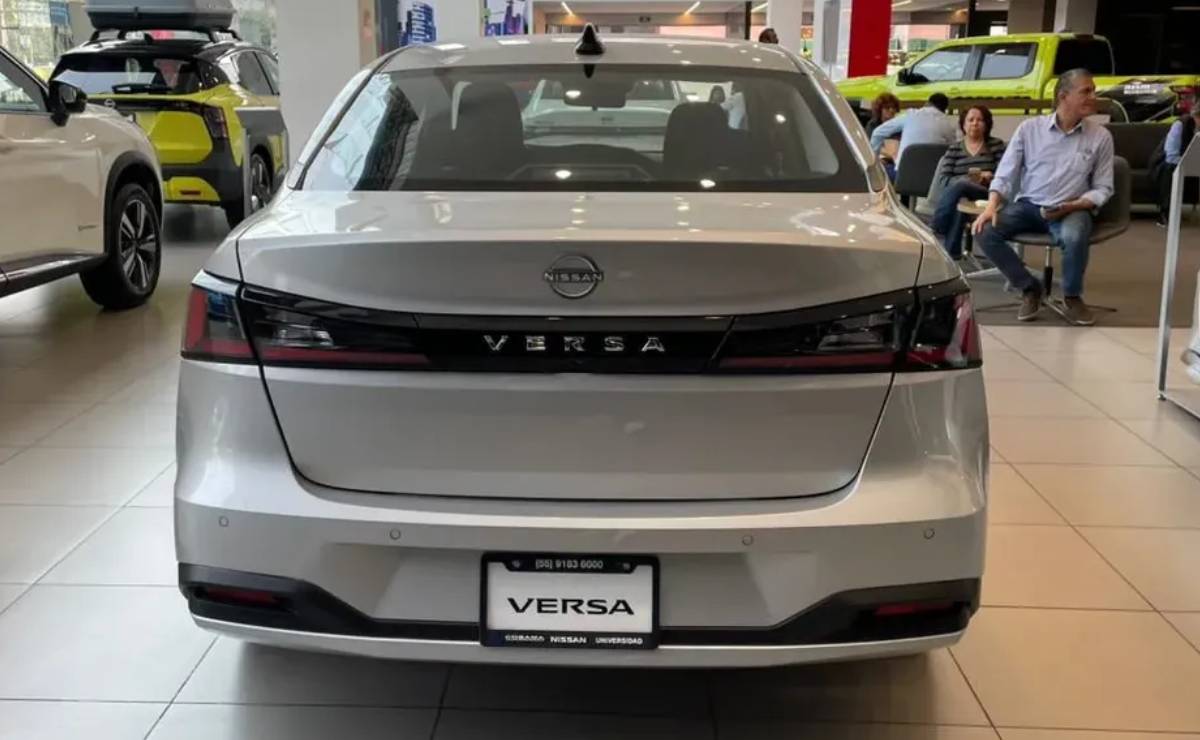 Nuevo Nissan Versa 2027 cola