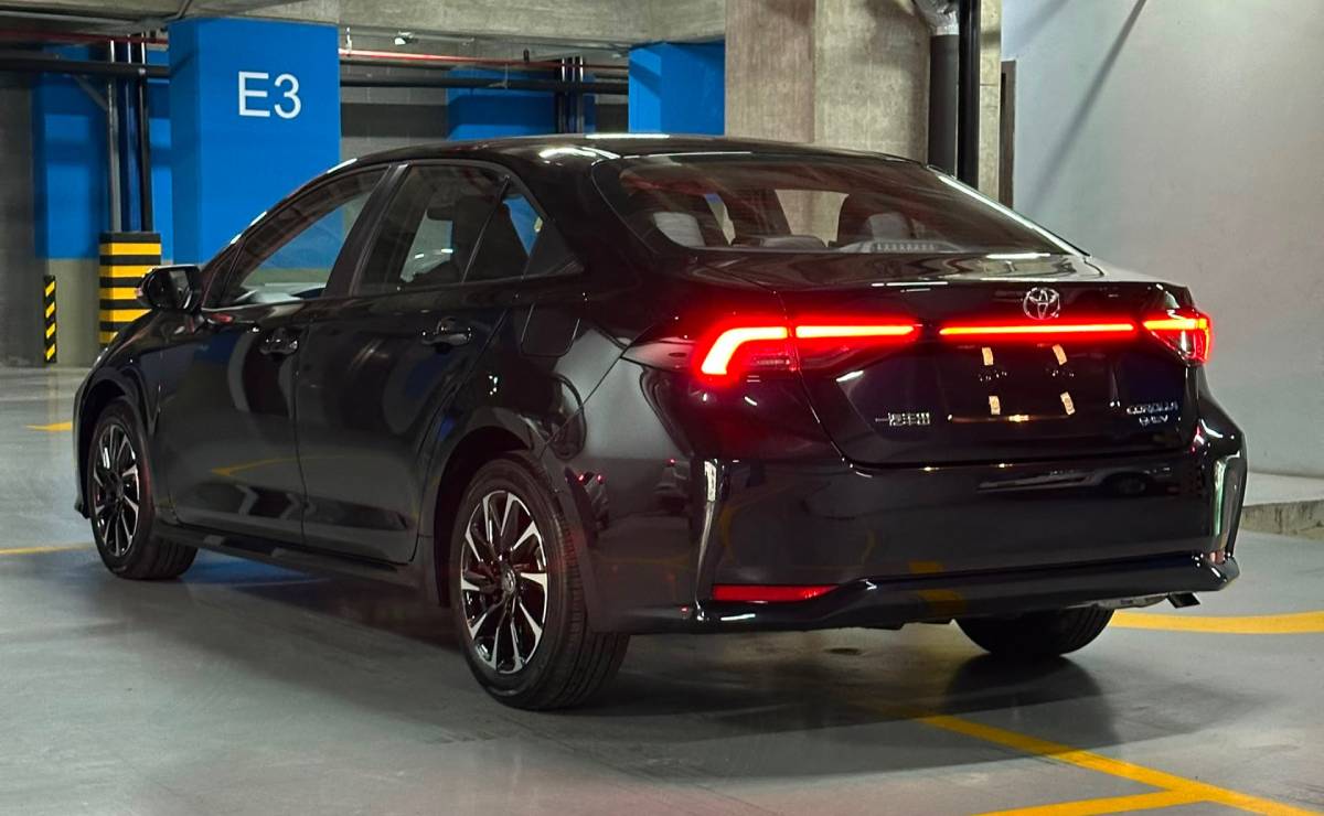 Toyota prepara el Corolla 2026: así es el sedán con nuevas ópticas y pantalla más grande 5 Nuevo Toyota Corolla trasera 3