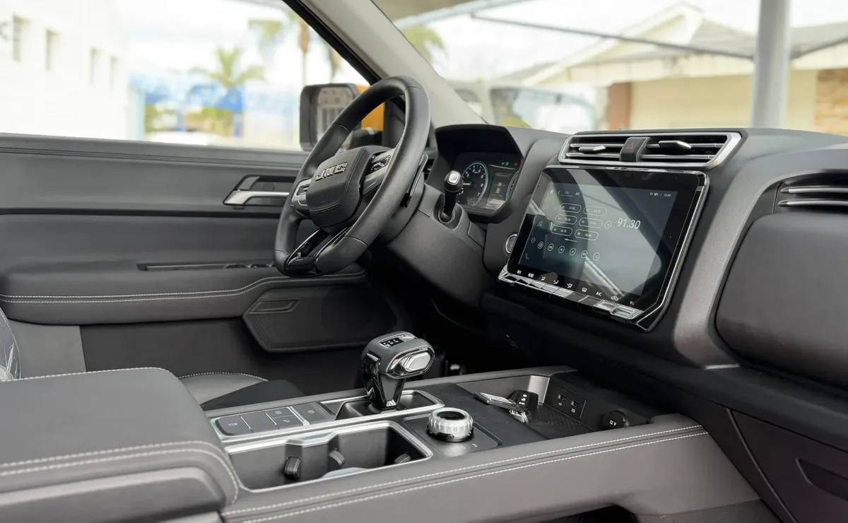 La pick up china que busca desafiar a Toyota Hilux con 242 CV y precio competitivo 7 Pick up JMC Grand Avenue 4X4 interior