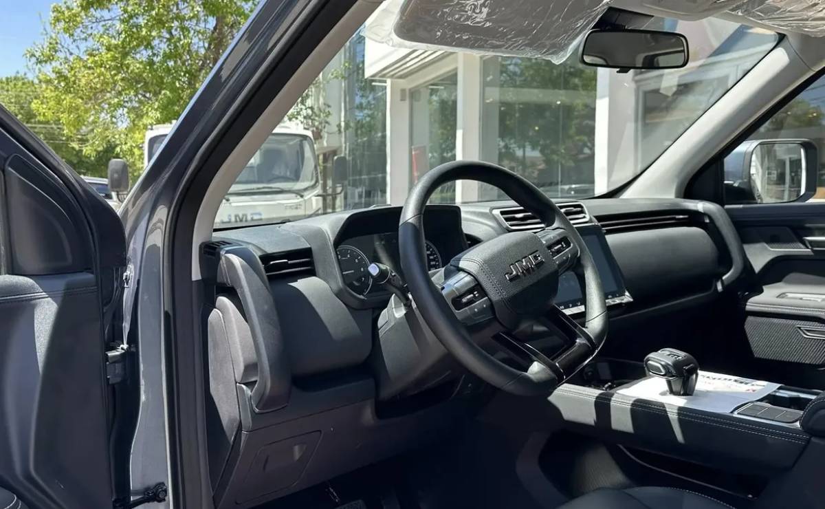 Pick up JMC Grand Avenue interior 4