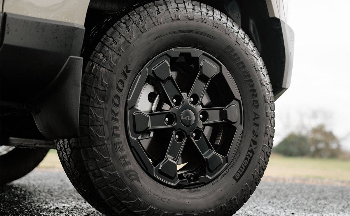 Kia presentó su pick up para enfrentar a Toyota Hilux: precios, versiones y equipamiento 1 Pick up Kia Tasman llanta