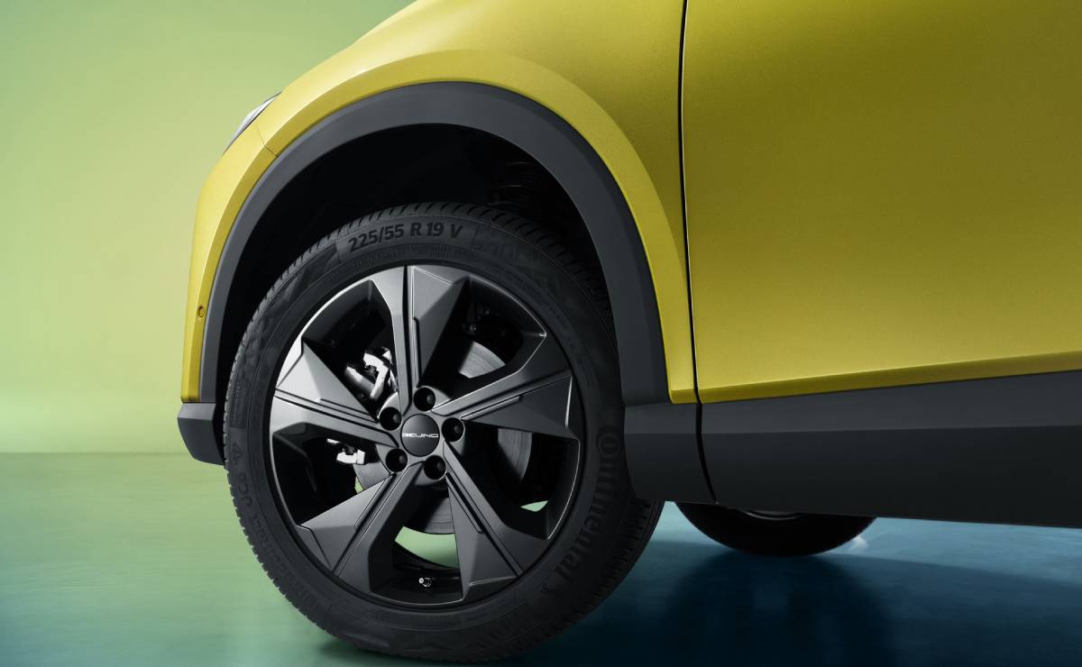 El SUV híbrido de 217 CV que desafía a Toyota Corolla Cross con más de 900 km de autonomía 1 SUV BAIC X55 II Hybrid llanta