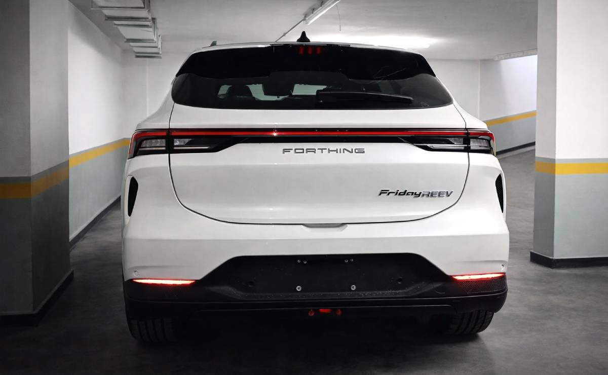 SUV Forthing Friday Reev trasera