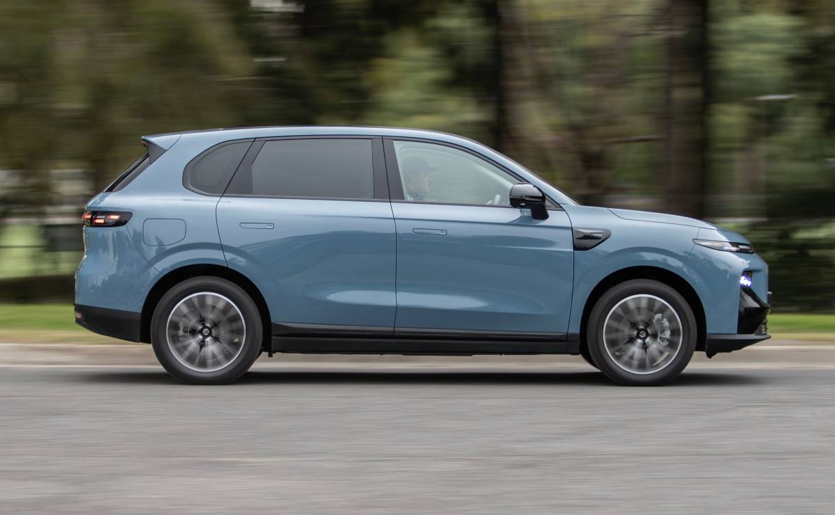 Tiene 215 CV y cuesta 31.990 dólares: así es el nuevo SUV que compite contra Territory y Corolla Cross 1 SUV Leapmotor B10 perfil