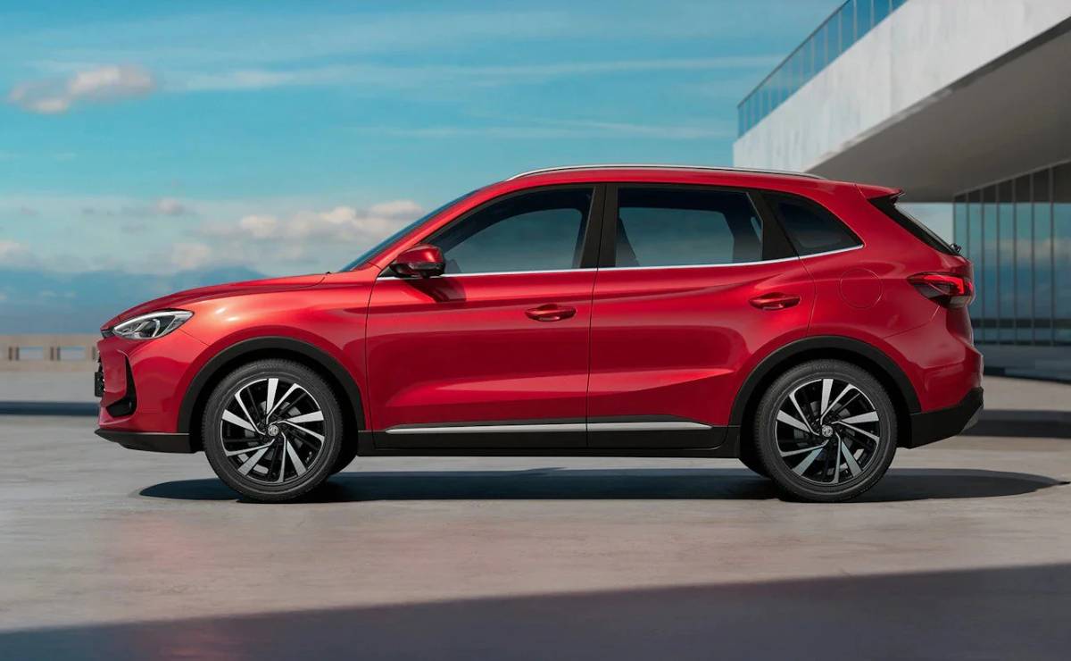 Cuesta menos de 30.000 dólares: el SUV híbrido con 191 CV que desafía a Toyota Corolla Cross con su precio 1 SUV MG ZS perfil 1