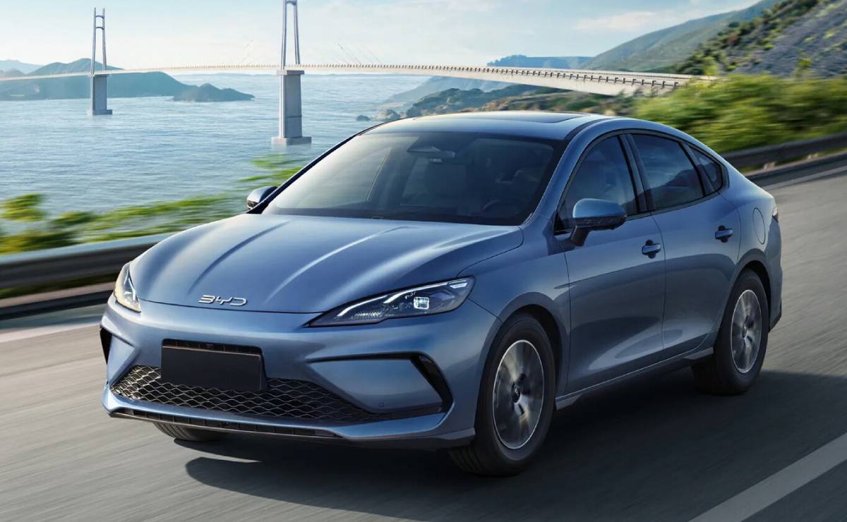 El sedán que compite contra Toyota Corolla se actualiza con nuevo diseño y más autonomía 5 Sedan BYD King 2027 accion