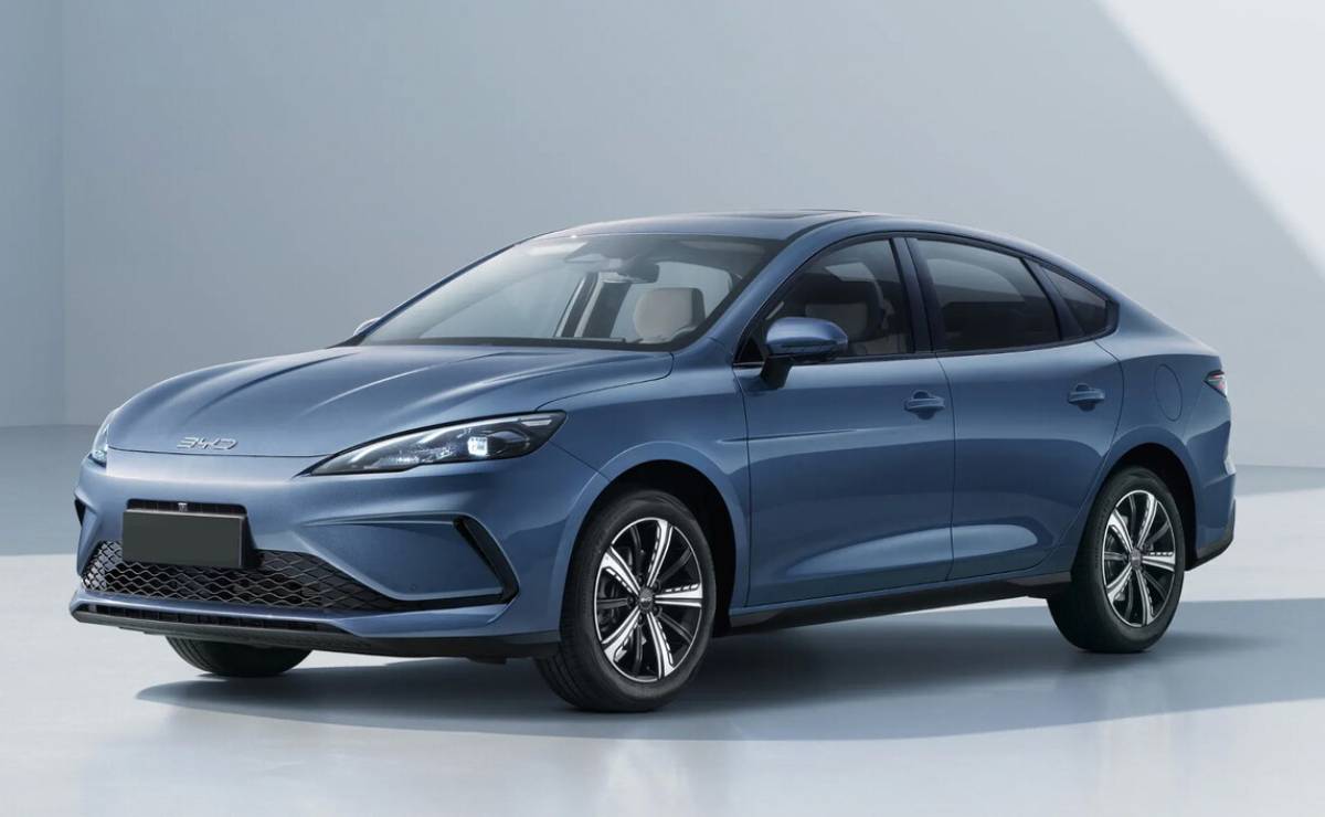 El sedán que compite contra Toyota Corolla se actualiza con nuevo diseño y más autonomía 3 Sedan BYD King 2027 frente