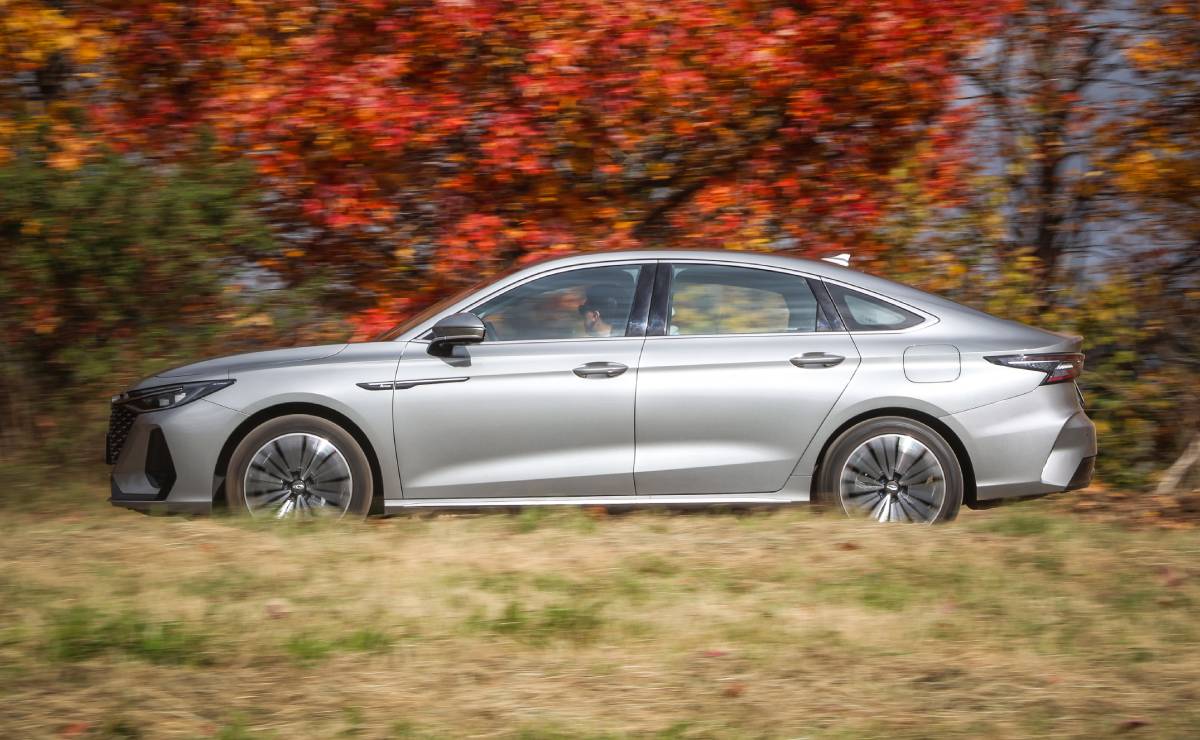 Así es el sedán híbrido con 205 CV que compite contra Toyota Corolla y tiene un precio más bajo 1 Sedan Chery Arrizo 8 perfil accion 1