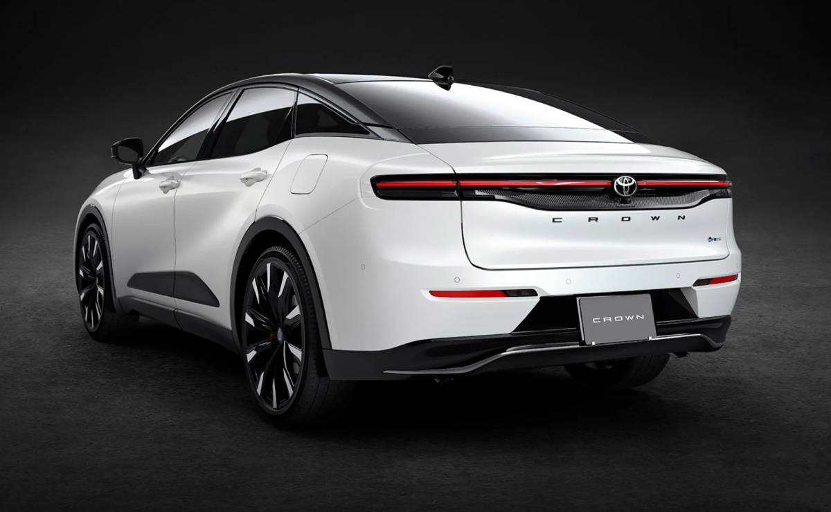 Toyota Crown Crossover trasera