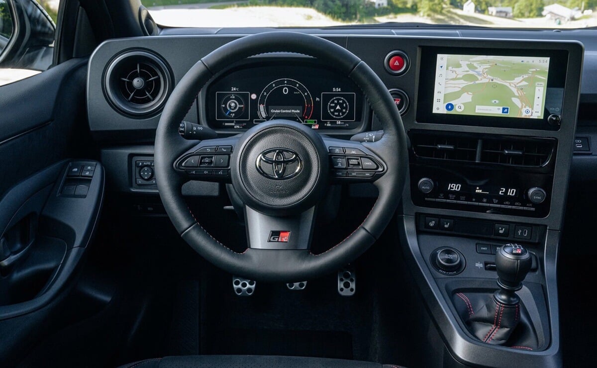 296 CV, otro diseño y más cambios: Toyota lanza el renovado Yaris más potente 3 Toyota GR Yaris Aero Performance Package interior