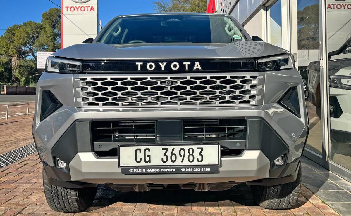 Toyota Hilux 2026 Xtra Cab Raider X perfil trompa