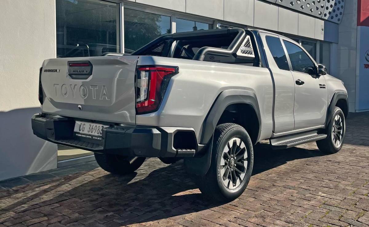 Toyota Hilux 2026 Xtra Cab Raider X trasera