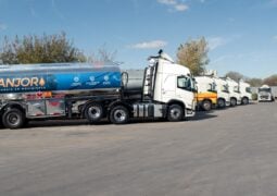 Volvo y uno de sus camiones