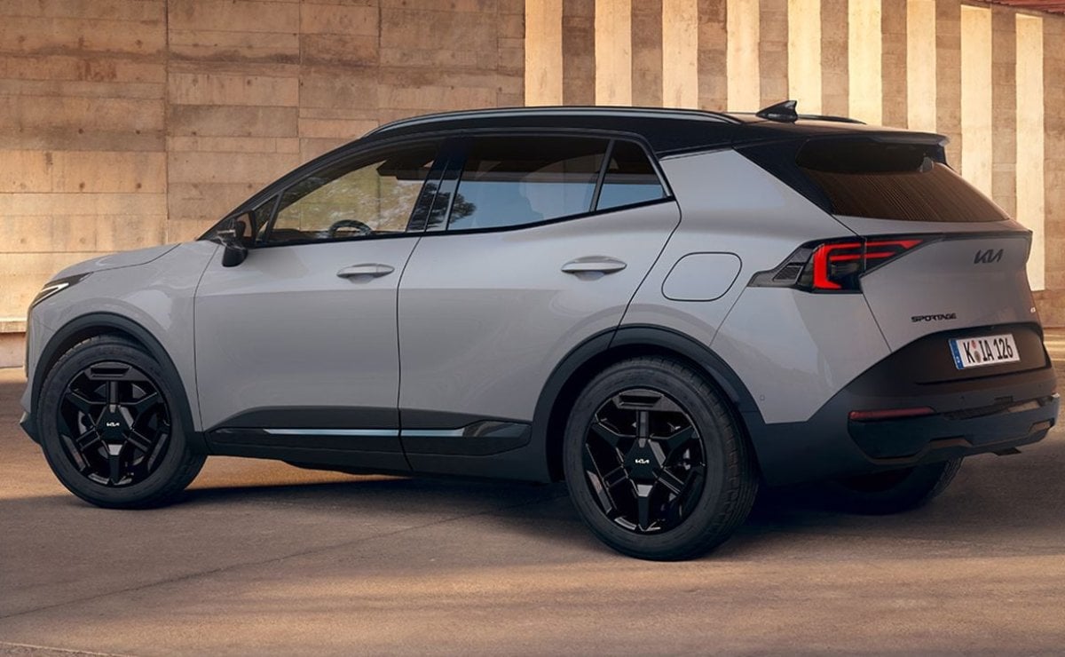 KIA presenta un renovado SUV mediano para competir con Toyota Corolla Cross: su precio 2 kia sportage black edition1