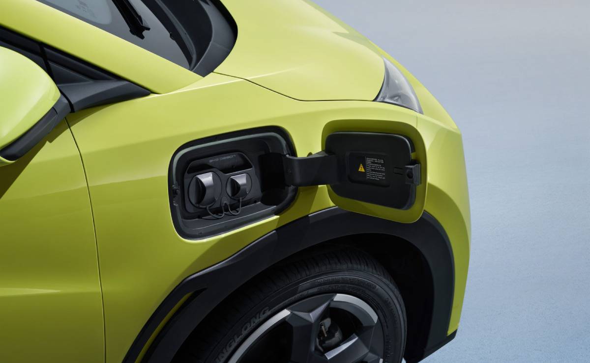 El auto eléctrico más vendido: cuánto cuesta y qué ofrece en agosto 2026 1 BYD Dolphin mini conector carga
