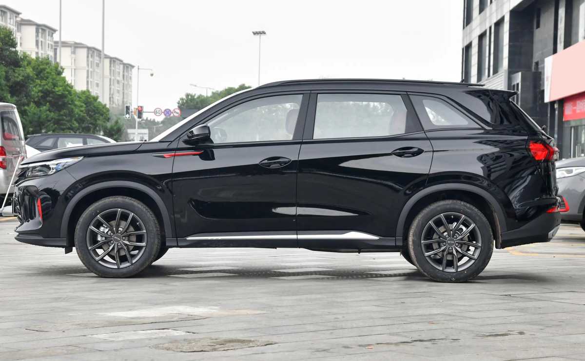 184 CV, siete asientos y precio competitivo: se presentó un nuevo SUV con motor turbo 1 DFSK Glory 600 SUV (4)