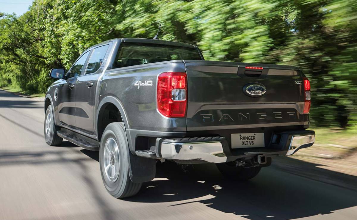 La Ford Ranger con motor V6 que se destaca por su relación precio/producto: ¿es una buena opción frente a la Hilux? 5 Ford Ranger XLT V6 accion 1