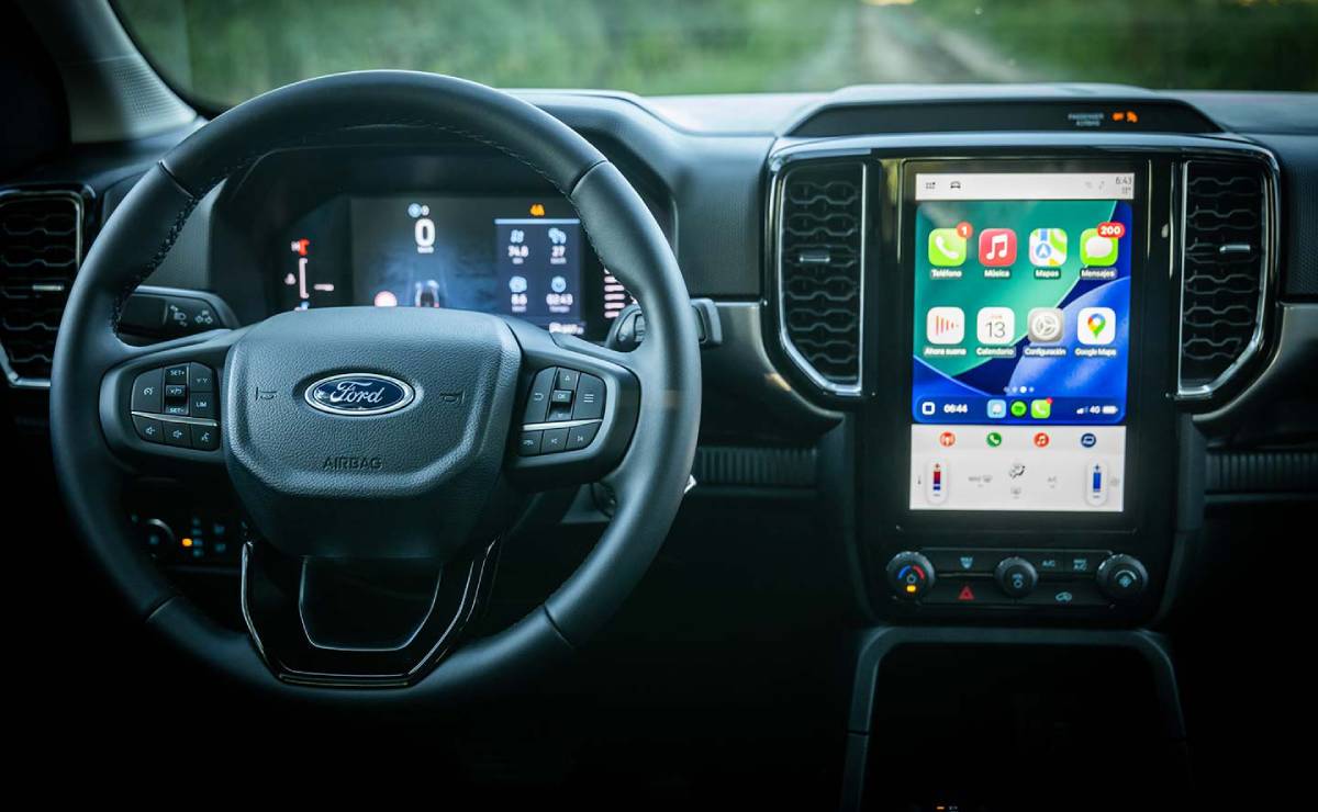 La Ford Ranger con motor V6 que se destaca por su relación precio/producto: ¿es una buena opción frente a la Hilux? 6 Ford Ranger XLT V6 interior