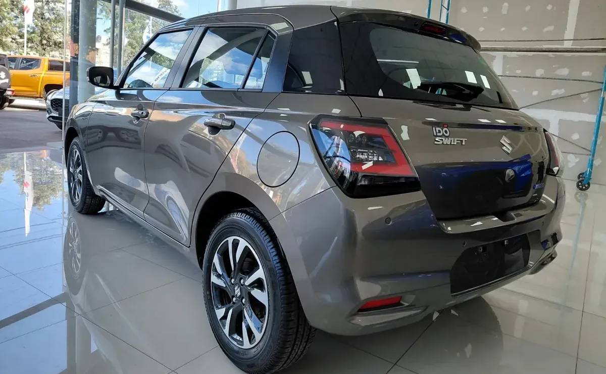 Hatchback Suzuki Swift Hybrid trasera