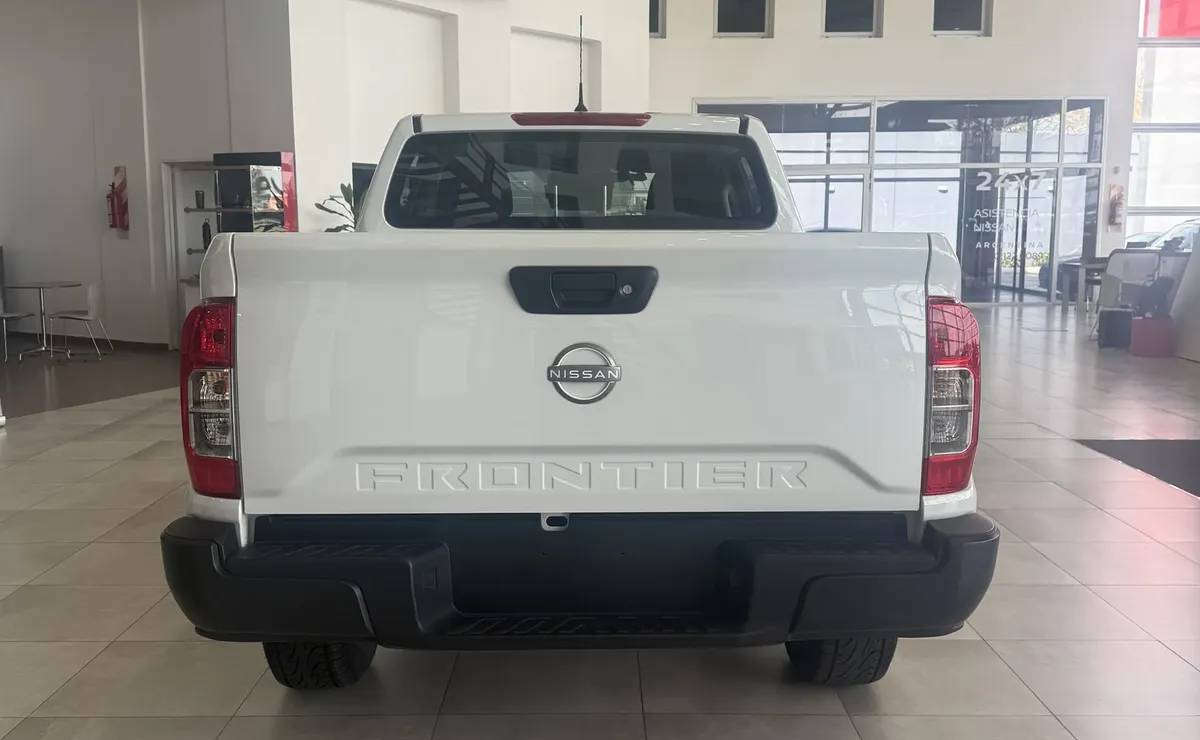 Nissan Frontier S 4x2 MT cola