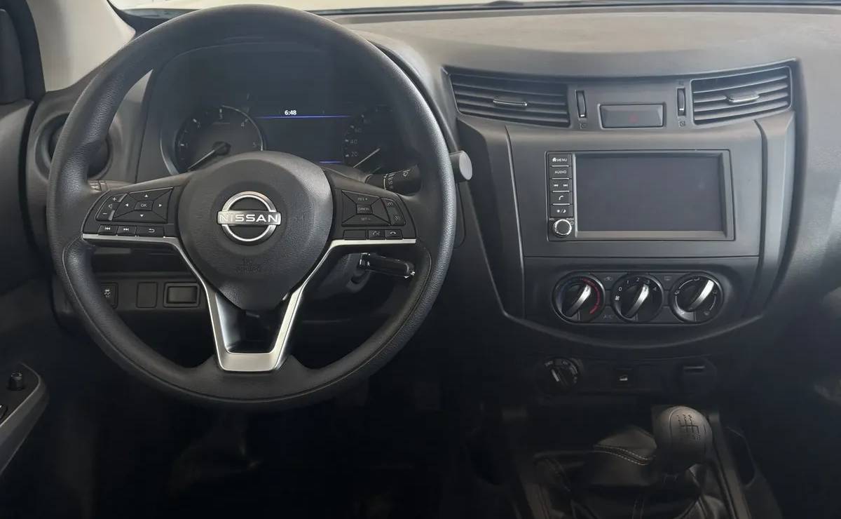 Nissan Frontier S 4x2 MT interior